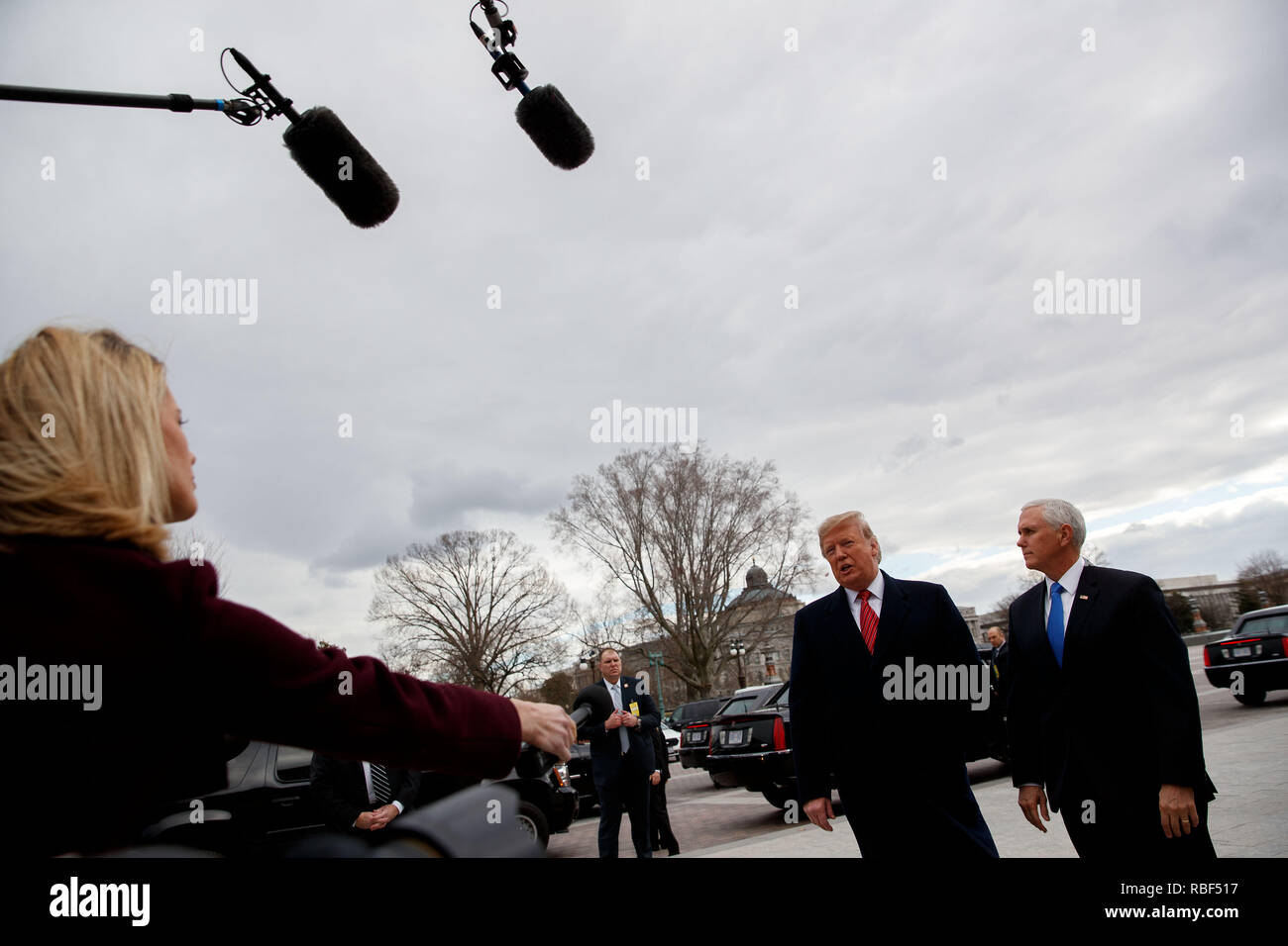 (190109) -- WASHINGTON, gen. 9, 2019 (Xinhua) -- STATI UNITI Presidente Donald Trump (2R), accompagnato dal Vice Presidente Mike pence (1R), arriva al Campidoglio per un senato politica repubblicana pranzo in DC di Washington, negli Stati Uniti il 9 gennaio, 2019. (Xinhua/Ting Shen) Foto Stock