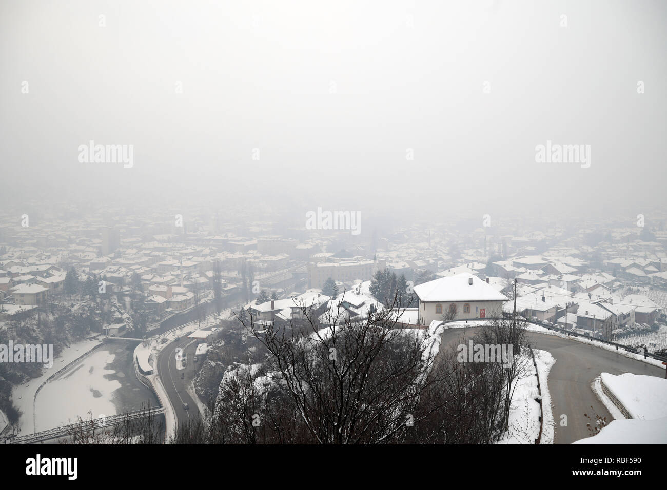 Sarajevo. Il 9 gennaio, 2019. Foto scattata il 9 gennaio, 2019 mostra lo smog avvolta città di Sarajevo, Bosnia ed Erzegovina. Dopo una settimana di aria pulita, Sarajevo è stata avvolta in aria pesante inquinamento di mercoledì mattina presto, con le medie giornaliere di Particelle inquinate otto volte di più rispetto a valori prescritti. Credito: Nedim Grabovica/Xinhua/Alamy Live News Foto Stock