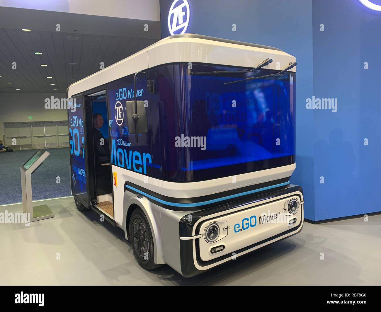 Las Vegas, Stati Uniti d'America. 9 Gen, 2019. Il tutto-elettrico minibus e.GO Mover presso la fiera dell'Elettronica CES di Las Vegas. Il veicolo è stato sviluppato nel quadro di una joint venture tra il gruppo tecnologico ZF Friedrichshafen e Aachen-basato azienda start-up e.GO Mobile. La tecnologia essenziale componenti provengono da ZF. Il progetto ha causato una sensazione al CES. Credito: dpa picture alliance/Alamy Live News Foto Stock