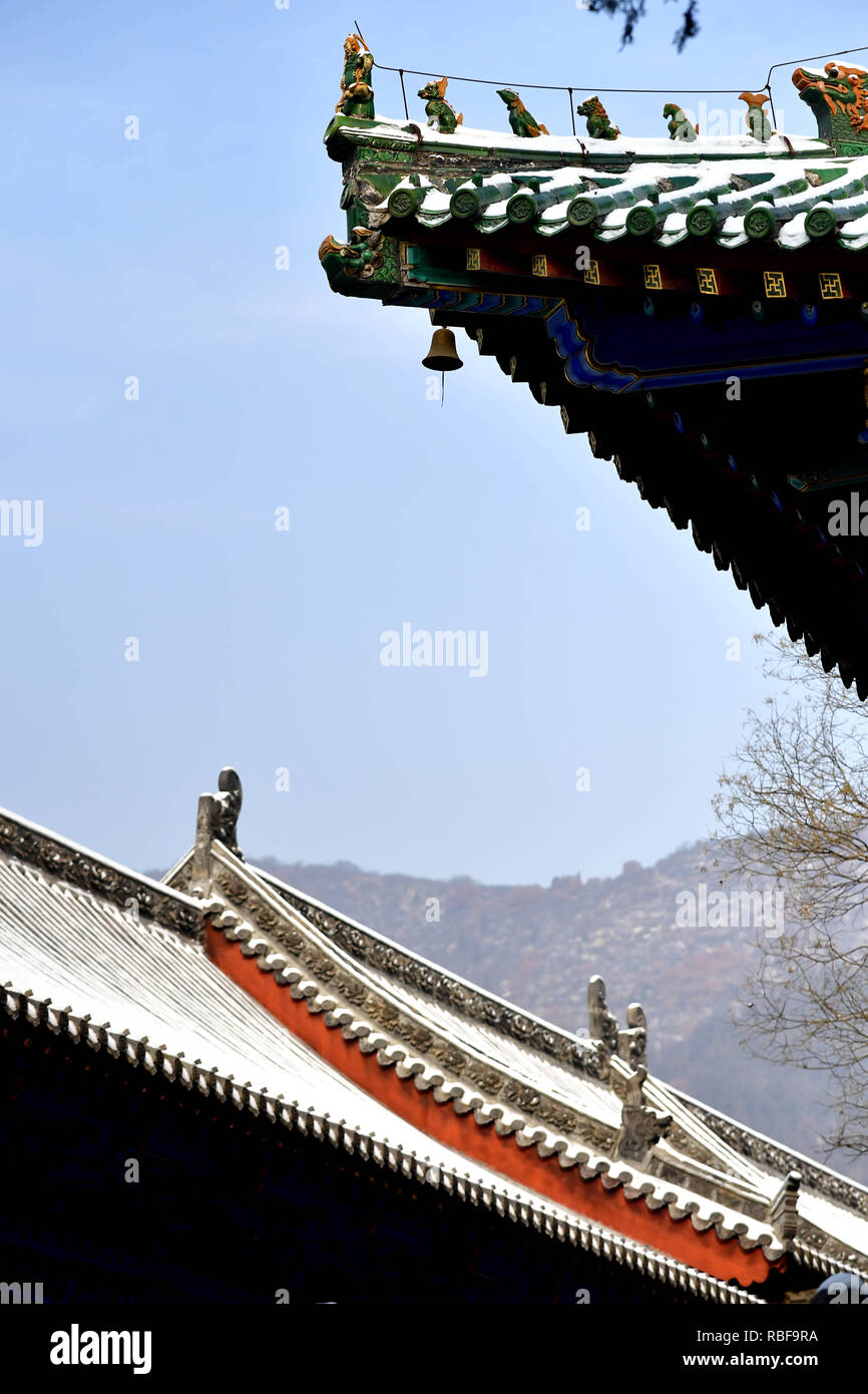 Zhengzhou. Decimo gen, 2019. Foto scattata a gennaio 10, 2019 mostra la coperta di neve il Tempio Shaolin nella città di Dengfeng, centrale cinese della Provincia di Henan. Credito: Feng Dapeng/Xinhua/Alamy Live News Foto Stock