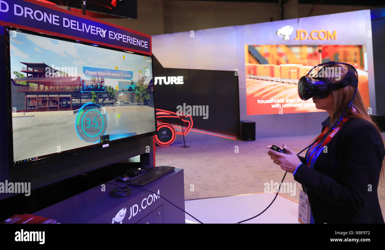 Las Vegas, Stati Uniti d'America. Il 9 gennaio, 2019. Un visitatore esperienze drone di consegna da parte di VR impostato presso lo stand di JD. com durante il Consumer Electronics Show (CES) di Las Vegas, Stati Uniti, gennaio 9, 2019. Come il CES annuale ha dato dei calci a fuori qui Martedì, mondo tech le aziende stanno cogliendo le opportunità di rafforzare la cooperazione con le imprese cinesi, occhiatura il mercato cinese, tecnologia e talento. Credito: Li Ying/Xinhua/Alamy Live News Foto Stock