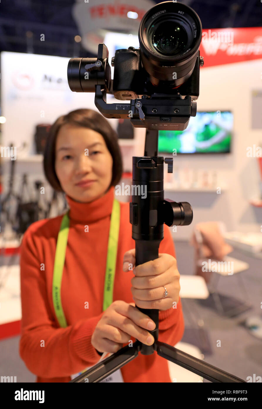 Las Vegas, Stati Uniti d'America. Il 9 gennaio, 2019. Un membro del personale da una ditta cinese 'WEIFENG' presenta una fotocamera stabilizzatore durante il Consumer Electronics Show (CES) di Las Vegas, Stati Uniti, gennaio 9, 2019. Come il CES annuale ha dato dei calci a fuori qui Martedì, mondo tech le aziende stanno cogliendo le opportunità di rafforzare la cooperazione con le imprese cinesi, occhiatura il mercato cinese, tecnologia e talento. Credito: Li Ying/Xinhua/Alamy Live News Foto Stock