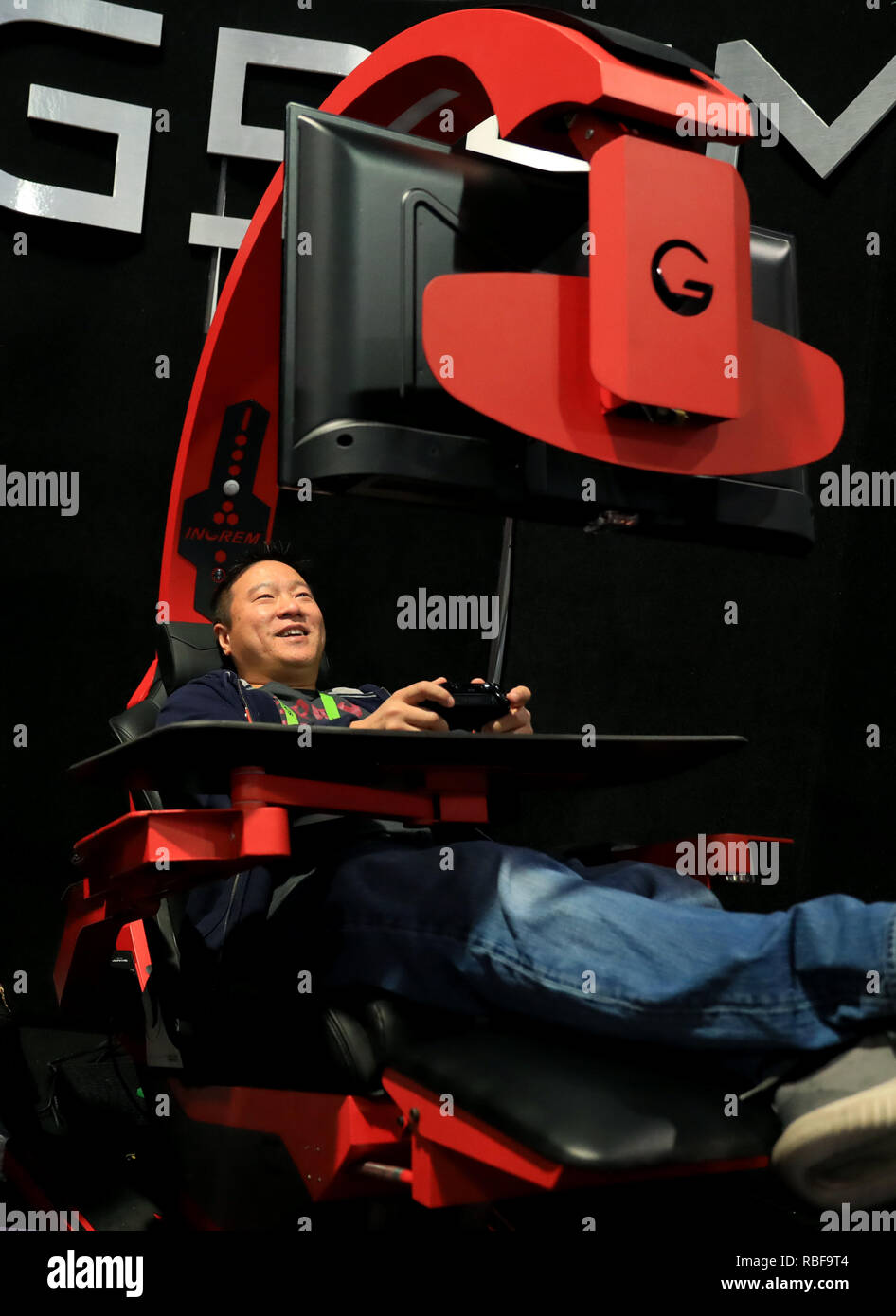 Las Vegas, Stati Uniti d'America. Il 9 gennaio, 2019. Un visitatore sperimenta la Ingrem computer workstation dalla Cina durante il Consumer Electronics Show (CES) di Las Vegas, Stati Uniti, gennaio 9, 2019. Come il CES annuale ha dato dei calci a fuori qui Martedì, mondo tech le aziende stanno cogliendo le opportunità di rafforzare la cooperazione con le imprese cinesi, occhiatura il mercato cinese, tecnologia e talento. Credito: Li Ying/Xinhua/Alamy Live News Foto Stock