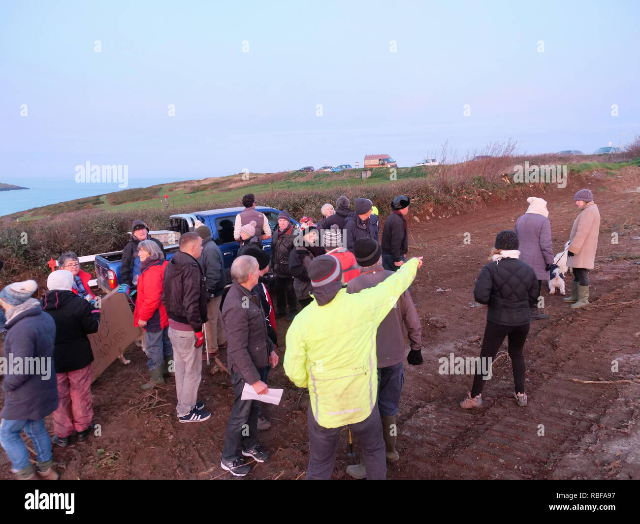 Newquay, Cornwall, Regno Unito. Il 10 gennaio, 2019. Land grab protesta contro il ducato di Cornovaglia terra come una strada appartata locale e la strada è catturato da una proprietà sviluppatore. Una parte importante del sud ovest via costiera è stata bloccata dai macchinari pesanti e il tratto di strada coperto di terra.50 plus uomo residenti un blocco. Newquay,cornwall, Regno Unito. Credito: Robert Taylor/Alamy Live News Foto Stock