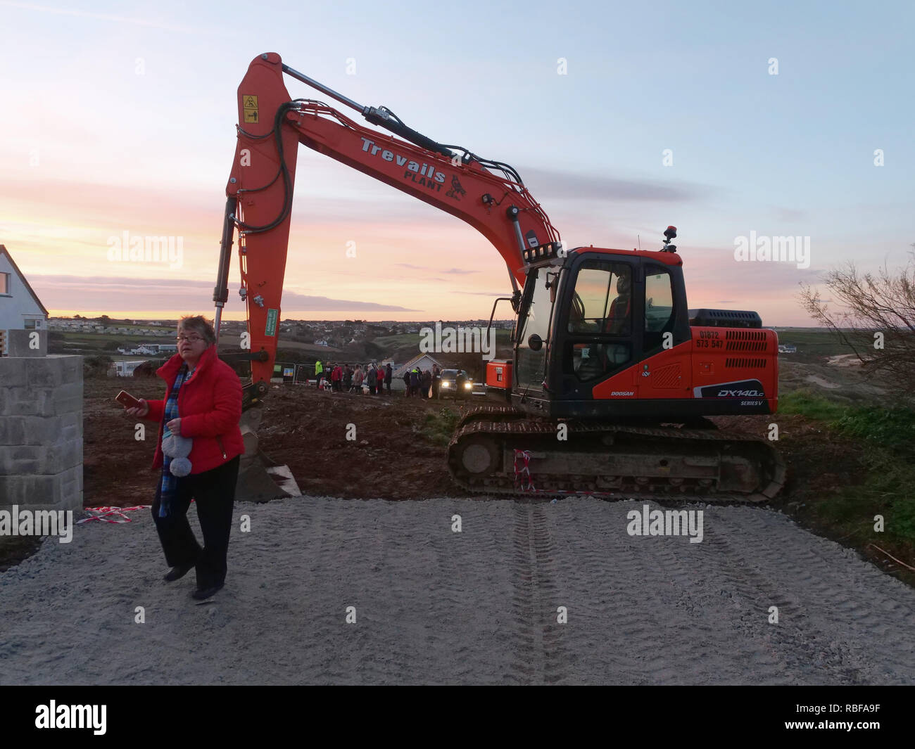 Newquay, Cornwall, Regno Unito. Il 10 gennaio, 2019. Land grab protesta contro il ducato di Cornovaglia terra come una strada appartata locale e la strada è catturato da una proprietà sviluppatore. Una parte importante del sud ovest via costiera è stata bloccata dai macchinari pesanti e il tratto di strada coperto di terra.50 plus uomo residenti un blocco. Newquay,cornwall, Regno Unito. Credito: Robert Taylor/Alamy Live News Foto Stock