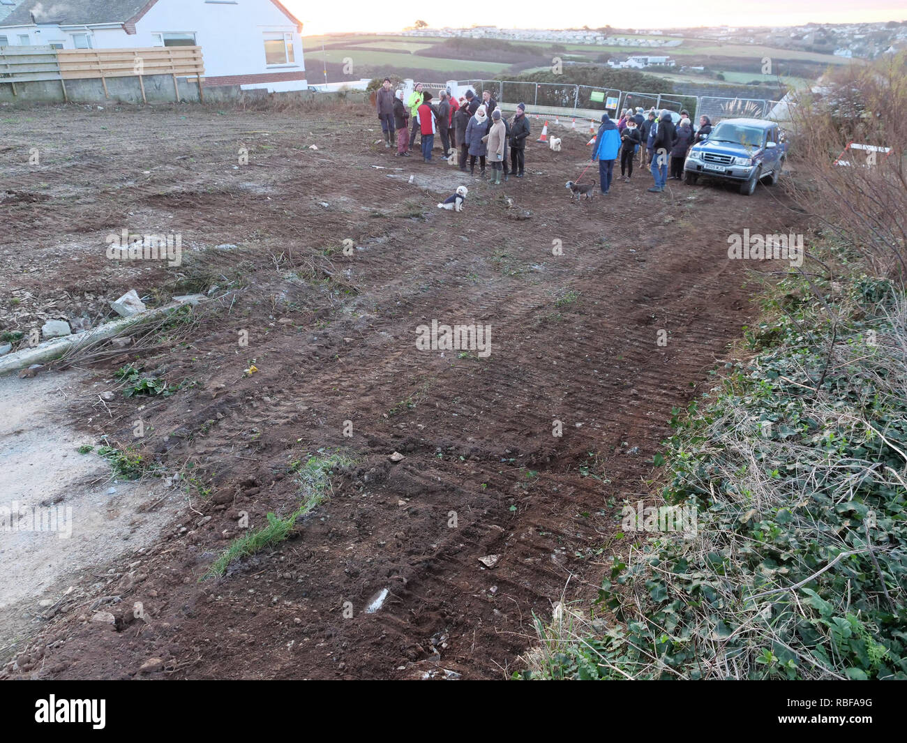 Newquay, Cornwall, Regno Unito. Il 10 gennaio, 2019. Land grab protesta contro il ducato di Cornovaglia terra come una strada appartata locale e la strada è catturato da una proprietà sviluppatore. Una parte importante del sud ovest via costiera è stata bloccata dai macchinari pesanti e il tratto di strada coperto di terra.50 plus uomo residenti un blocco. Newquay,cornwall, Regno Unito. Credito: Robert Taylor/Alamy Live News Foto Stock