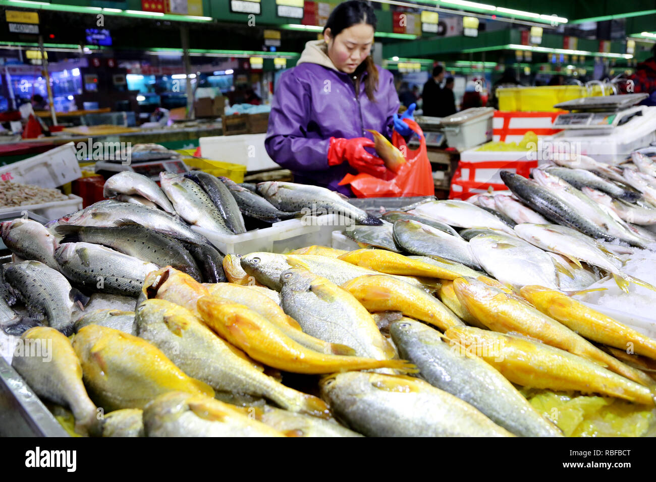 Lianyungang, cinese della provincia di Jiangsu. Decimo gen, 2019. Un vender organizza i frutti di mare in un mercato di Lianyungang, est cinese della provincia di Jiangsu, 10 gennaio, 2019. Della Cina di indice dei prezzi al consumo (IPC), un indicatore principale di inflazione, rose 1.9 per cento anno su anno in dicembre, giù dal 2,2 per cento per il mese di novembre, l'Ufficio nazionale di statistica ha detto giovedì. Credito: Wang Chun/Xinhua/Alamy Live News Foto Stock