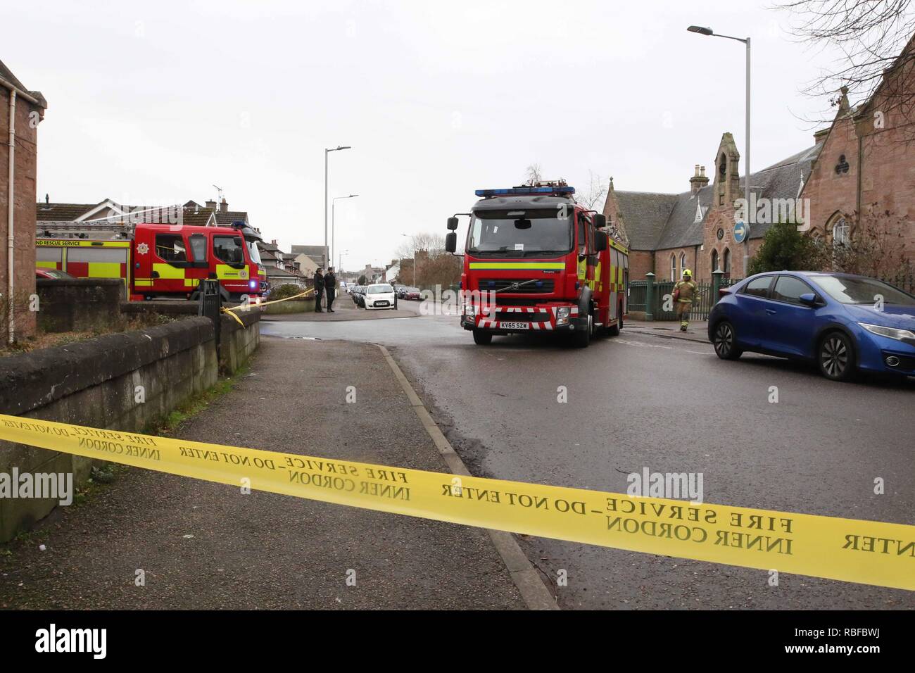 Inverness, Scotland, Regno Unito. 10 Gennaio 2019: Merkinch scuola primaria in Inverness è stata evacuata a seguito di segnalazioni di perdite di gas. I bambini sono stati evacuati per la vicina San Michele chiesa episcopale. Immagine: Andrew Smith Credit: Andrew Smith/Alamy Live News Foto Stock