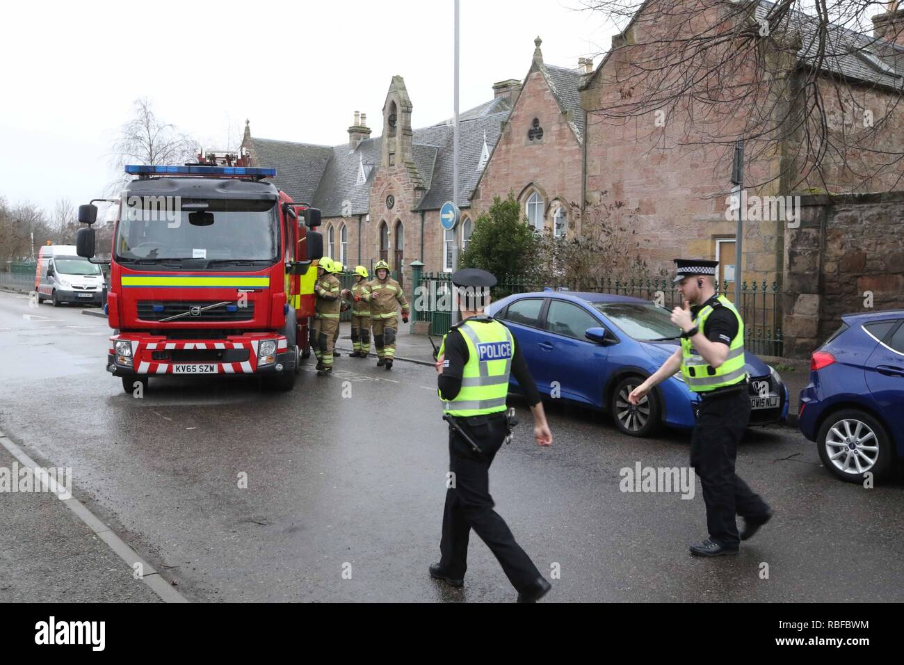 Inverness, Scotland, Regno Unito. 10 Gennaio 2019: Merkinch scuola primaria in Inverness è stata evacuata a seguito di segnalazioni di perdite di gas. I bambini sono stati evacuati per la vicina San Michele chiesa episcopale. Immagine: Andrew Smith Credit: Andrew Smith/Alamy Live News Foto Stock