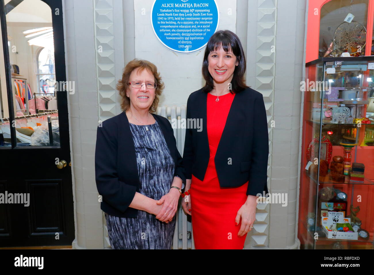 Leeds, West Yorkshire, Regno Unito. Decimo gen, 2019. Inaugurazione di una targa blu in Leeds Corn Exchange per commemorare la prima donna nello Yorkshire per diventare un MP. Svelata dalla Yorkshire MP Rachel Reeves & Leeds Assessore Judith Blake. Credito: Yorkshire Pics/Alamy Live News Foto Stock