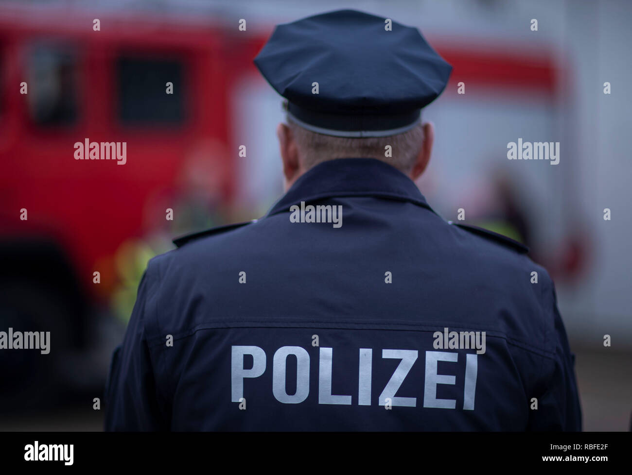 Schwerin, Germania. 07Th gen, 2019. Gli ufficiali di polizia della polizia di stato del meclemburgopomerania occidentale sono in piedi di fronte a una macchina della polizia. Credito: Jens Büttner/dpa-Zentralbild/ZB/dpa/Alamy Live News Foto Stock