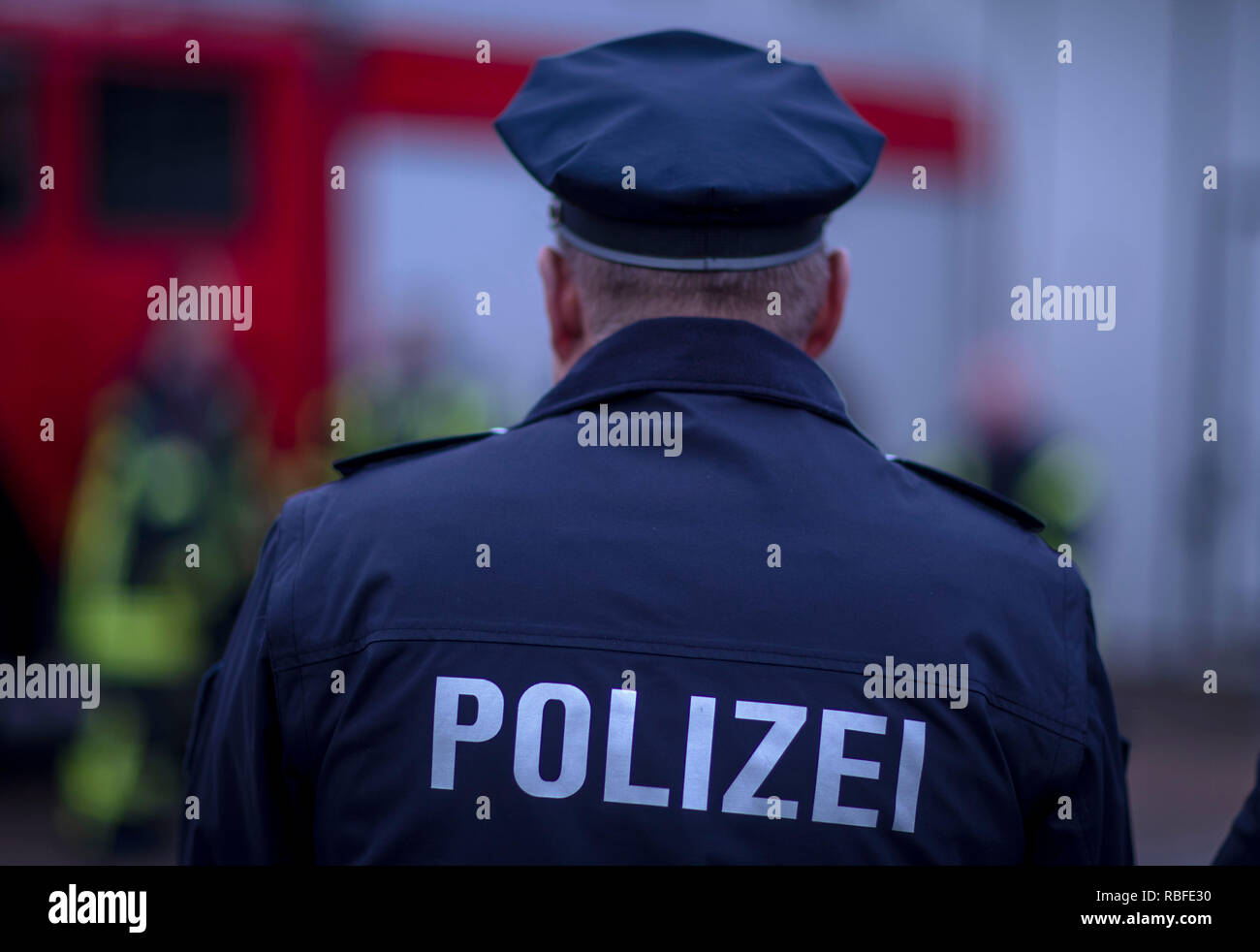 Schwerin, Germania. 07Th gen, 2019. Gli ufficiali di polizia della polizia di stato del meclemburgopomerania occidentale sono in piedi di fronte a una macchina della polizia. Credito: Jens Büttner/dpa-Zentralbild/ZB/dpa/Alamy Live News Foto Stock