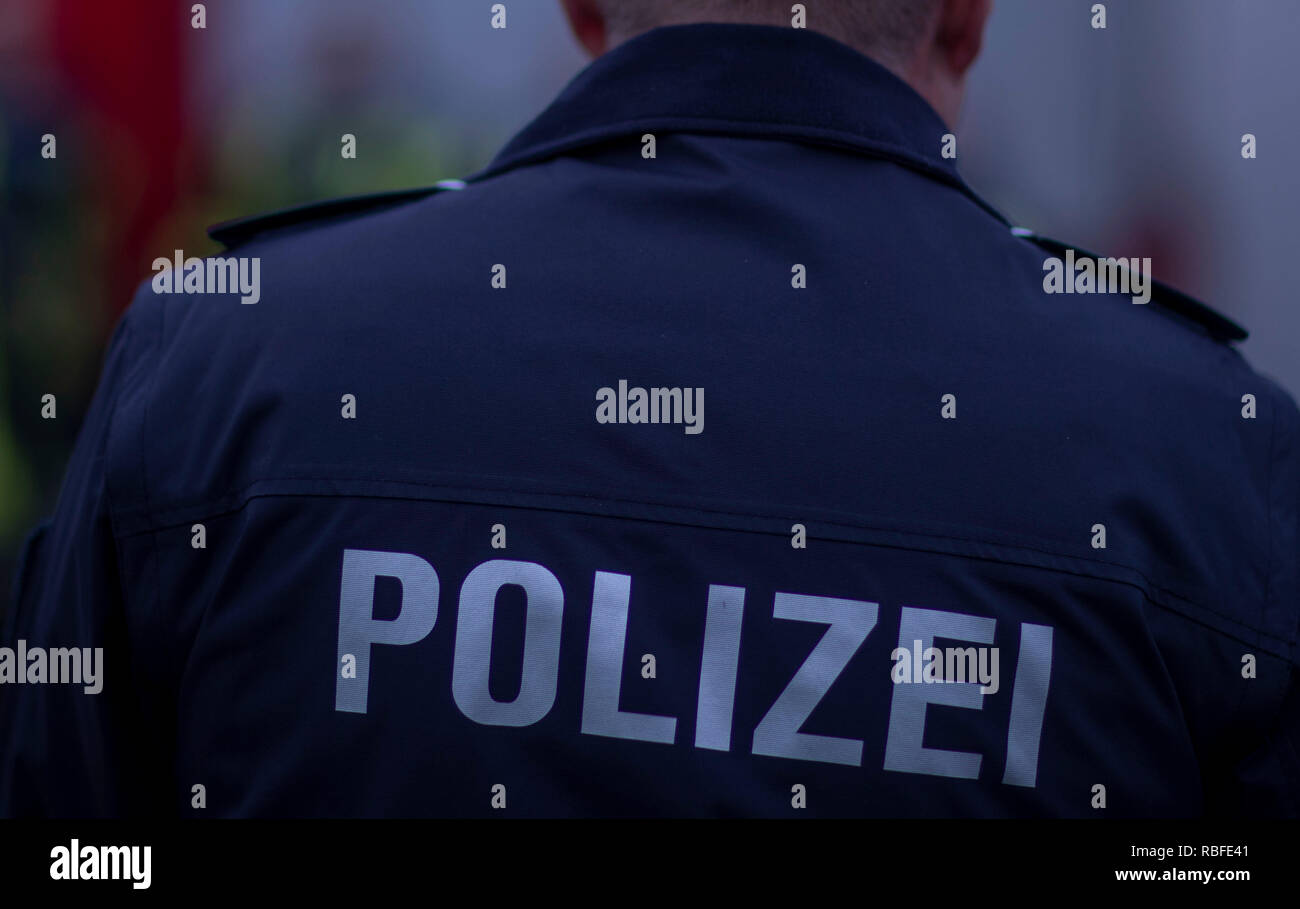 Il 07 gennaio 2019, Germania (tedesco), Schwerin: poliziotti della polizia di stato del meclemburgopomerania occidentale sono in piedi di fronte a una macchina della polizia. Foto: Jens Büttner/dpa-Zentralbild/ZB Foto Stock