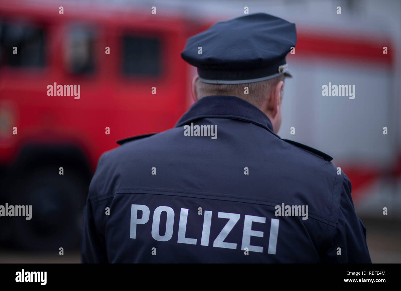 Schwerin, Germania. 07Th gen, 2019. Gli ufficiali di polizia della polizia di stato del meclemburgopomerania occidentale sono in piedi di fronte a una macchina della polizia. Credito: Jens Büttner/dpa-Zentralbild/ZB/dpa/Alamy Live News Foto Stock