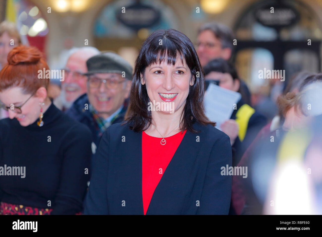 Leeds, West Yorkshire, Regno Unito. Decimo gen, 2019. Inaugurazione di una targa blu in Leeds Corn Exchange per commemorare la prima donna nello Yorkshire per diventare un MP. Svelata dalla Yorkshire MP Rachel Reeves & Leeds Assessore Judith Blake. Credito: Yorkshire Pics/Alamy Live News Foto Stock