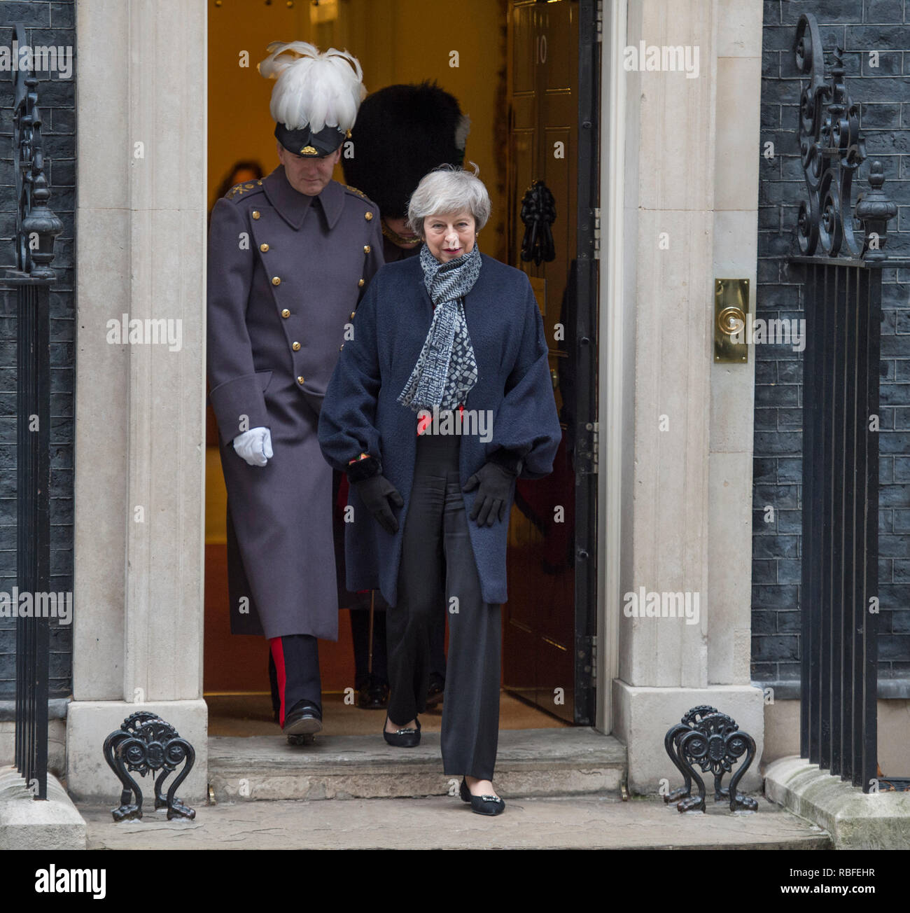 10 Downing Street, Londra, Regno Unito. Il 10 gennaio, 2019. Il Primo Ministro inglese Theresa Maggio accoglie con favore il primo ministro Abe del Giappone di colloqui a Downing Street. Il primo ministro è accompagnato da Maggiore Generale Ben Bathurst, Distretto di Londra divisione per uso domestico, per soddisfare PM Abe che arriva attraverso il ministero degli Esteri e del Commonwealth del cortile. Credito: Malcolm Park/Alamy Live News. Foto Stock