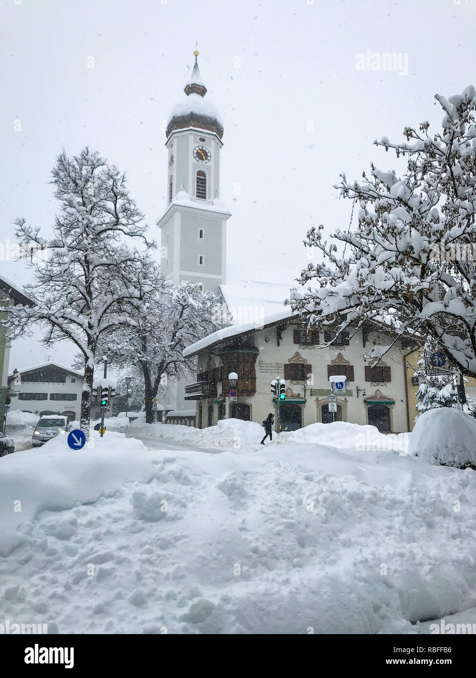 Garmisch-Partenkirchen, Baviera, Germania, 10 gennaio 2019. Un blizzard passa sopra la Germania meridionale, blanketing la regione in presenza di neve e di impedire a molte persone di viaggiare. Credito: Nicole vetro / Alamy Live News. Foto Stock