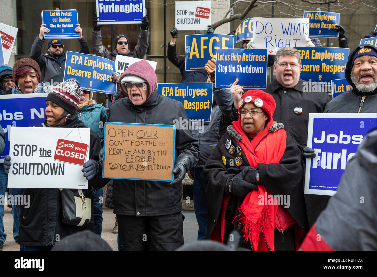 Detroit, Michigan STATI UNITI D'America - 10 Gennaio 2019 - i dipendenti governativi rally a livello Federale McNamara edificio per protestare contro il governo di parziale chiusura. La protesta era guidata dalla Federazione Americana di dipendenti del governo (AFGE). Molte agenzie governative sono state chiuse dopo che il Congresso non accetterebbe di Presidente Trump la domanda per 5 miliardi di dollari per la costruzione di un muro lungo la frontiera messicana. Credito: Jim West/Alamy Live News Foto Stock