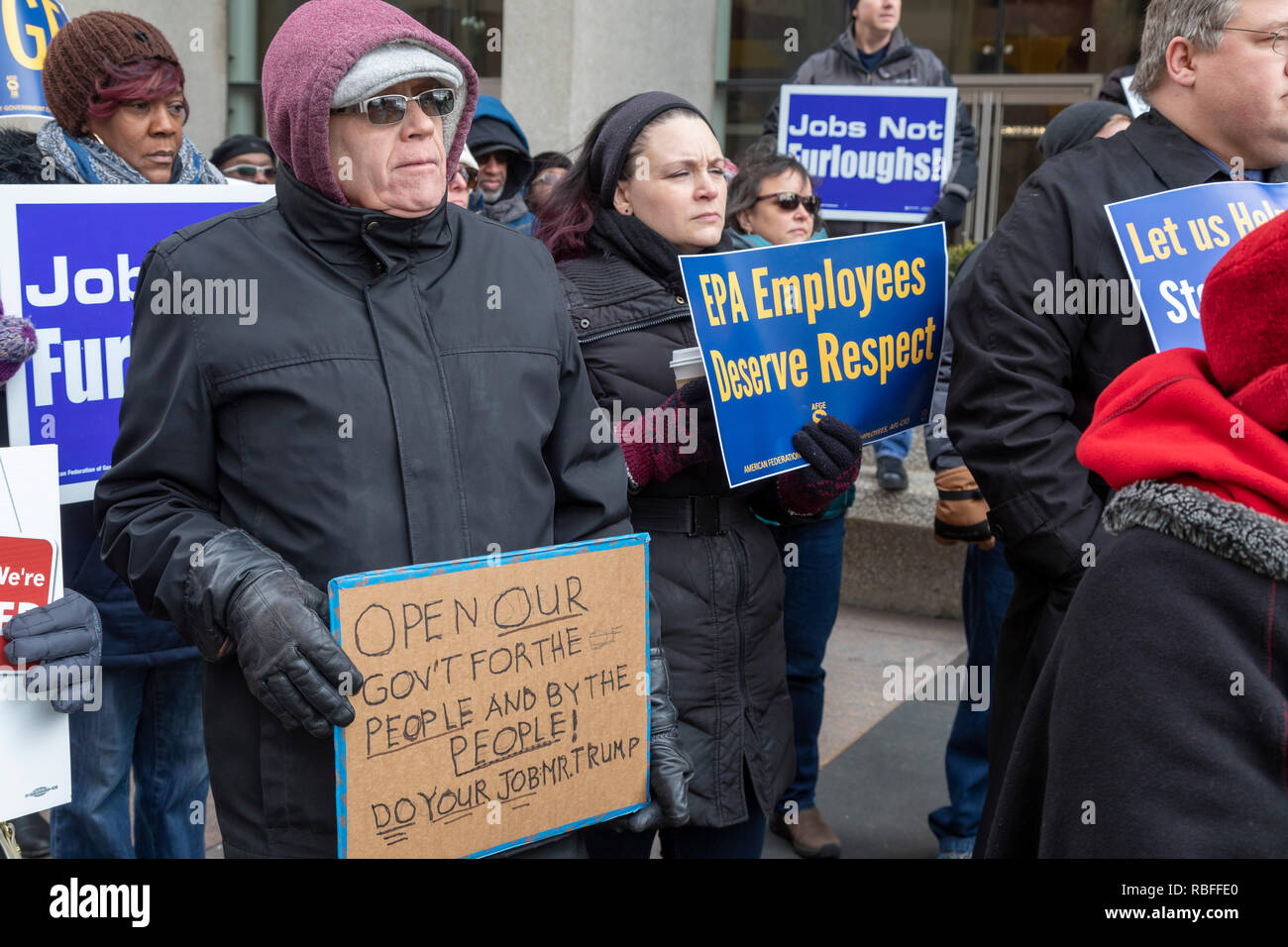 Detroit, Michigan STATI UNITI D'America - 10 Gennaio 2019 - i dipendenti governativi rally a livello Federale McNamara edificio per protestare contro il governo di parziale chiusura. La protesta era guidata dalla Federazione Americana di dipendenti del governo (AFGE). Molte agenzie governative sono state chiuse dopo che il Congresso non accetterebbe di Presidente Trump la domanda per 5 miliardi di dollari per la costruzione di un muro lungo la frontiera messicana. Credito: Jim West/Alamy Live News Foto Stock