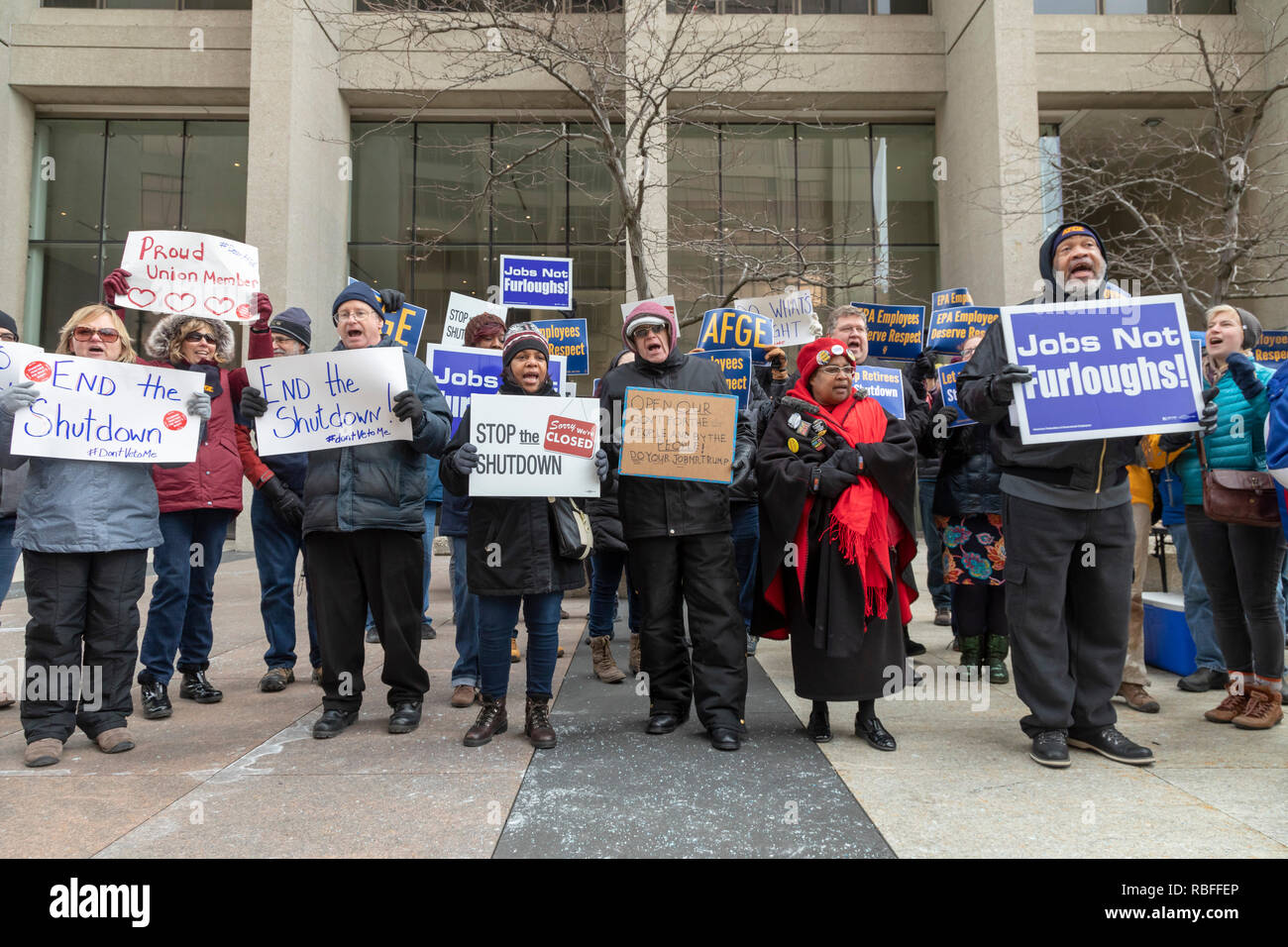 Detroit, Michigan STATI UNITI D'America - 10 Gennaio 2019 - i dipendenti governativi rally a livello Federale McNamara edificio per protestare contro il governo di parziale chiusura. La protesta era guidata dalla Federazione Americana di dipendenti del governo (AFGE). Molte agenzie governative sono state chiuse dopo che il Congresso non accetterebbe di Presidente Trump la domanda per 5 miliardi di dollari per la costruzione di un muro lungo la frontiera messicana. Credito: Jim West/Alamy Live News Foto Stock