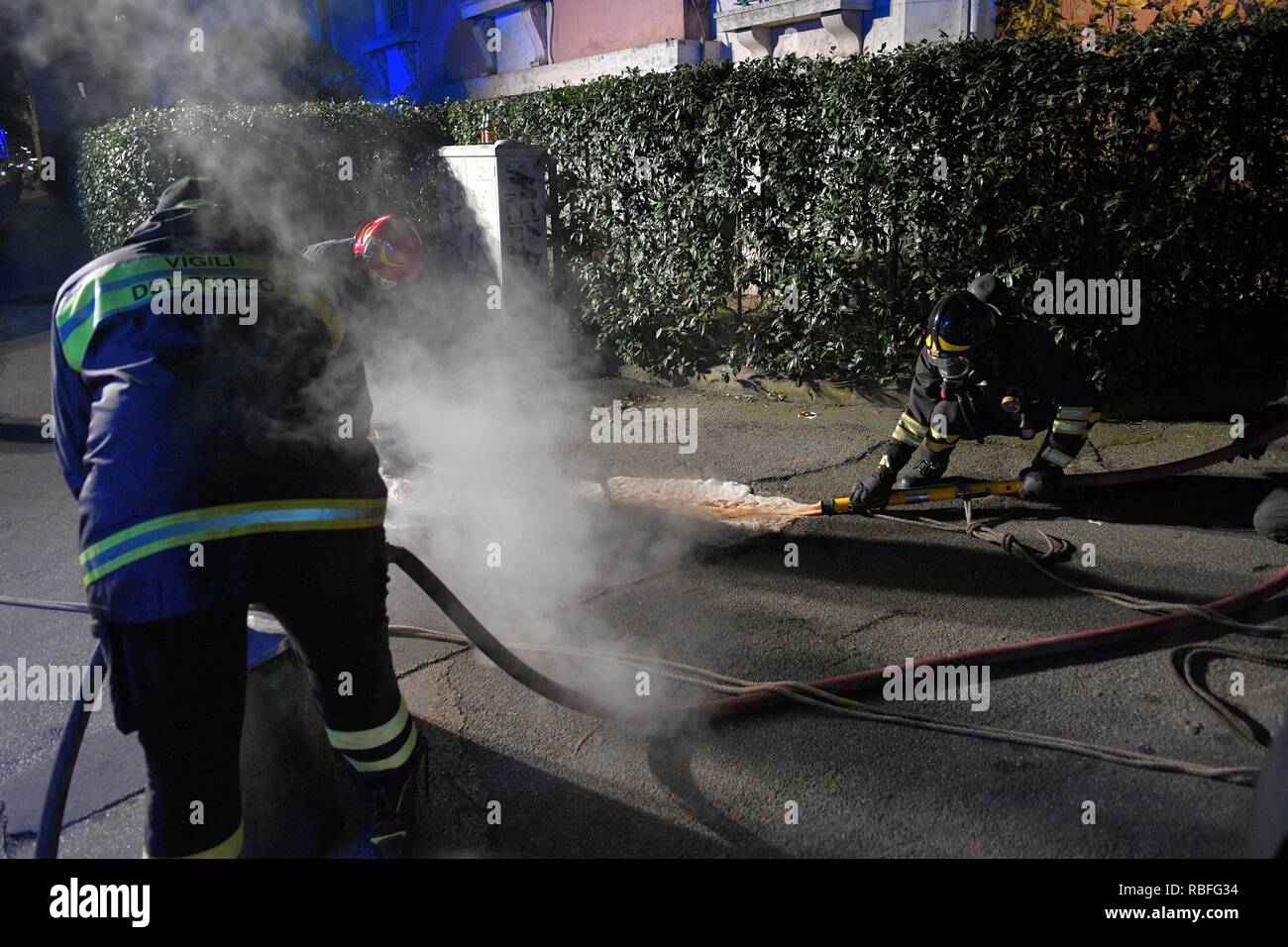 Foto LaPresse - Daniele Leone10/01/19 Roma ITA Cronaca Roma. Incendio rete elettrica sotterranea, piazzale delle Belle Arti angolo con via Flaminia Nella foto: i Vigili del Fuoco sul luogo dell&#x2019;incendio, senza luce la zona circostante Foto Stock