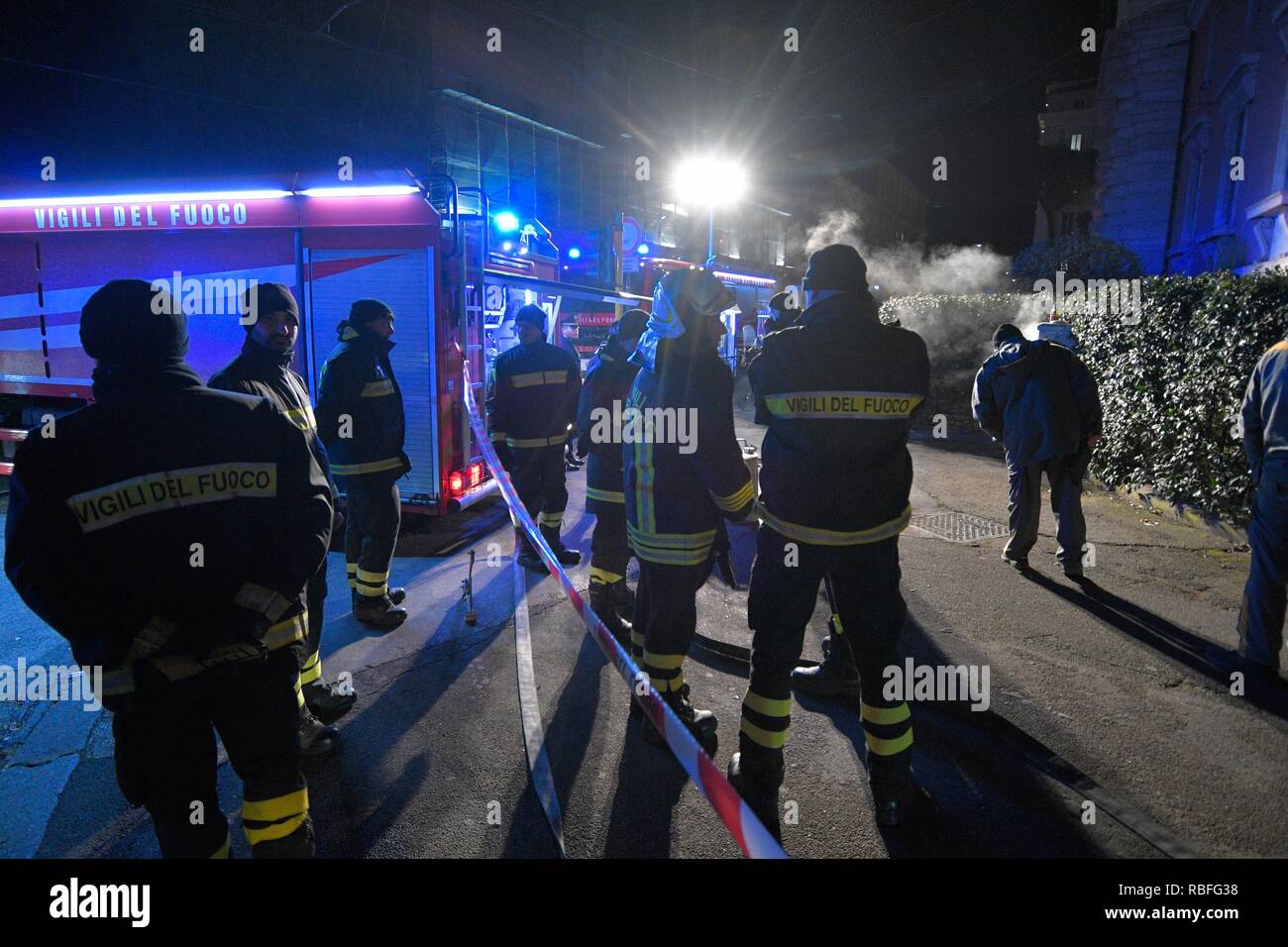 Foto LaPresse - Daniele Leone10/01/19 Roma ITA Cronaca Roma. Incendio rete elettrica sotterranea, piazzale delle Belle Arti angolo con via Flaminia Nella foto: i Vigili del Fuoco sul luogo dell&#x2019;incendio, senza luce la zona circostante Foto Stock