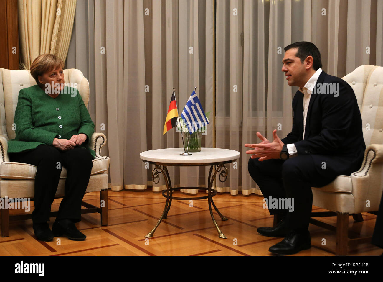 Atene, Grecia. Decimo gen, 2019. Il cancelliere tedesco Angela Merkel (L) incontra il Primo Ministro greco Alexis Tsipras ad Atene, Grecia, a gennaio 10, 2019. Lo spirito europeo è stato rafforzato attraverso la gestione di sfide comuni e l'Europa avrà un futuro migliore attraverso la cooperazione e non di nazionalismo, il Cancelliere tedesco Angela Merkel ha detto giovedì all'inizio di una visita di due giorni ad Atene. Credito: Marios Lolos/Xinhua/Alamy Live News Foto Stock