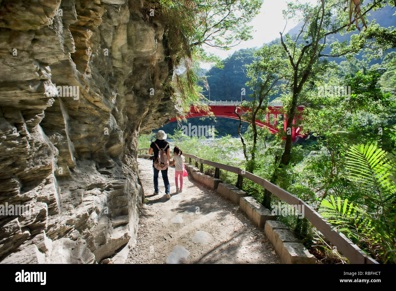 Chiayi County, Taiwan - Dic.3, 2018- Taroko National Park di granito marmo/a piedi attraverso in montagna a piedi modo con viste mozzafiato. Foto Stock