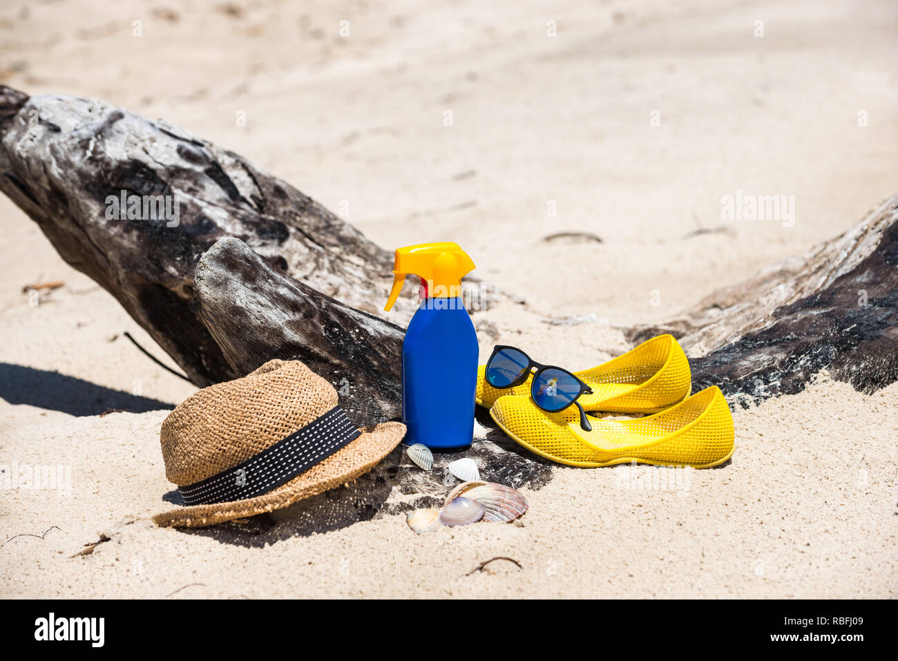 Impostare per una vacanza in spiaggia sulle rive dell'oceano. Foto Stock