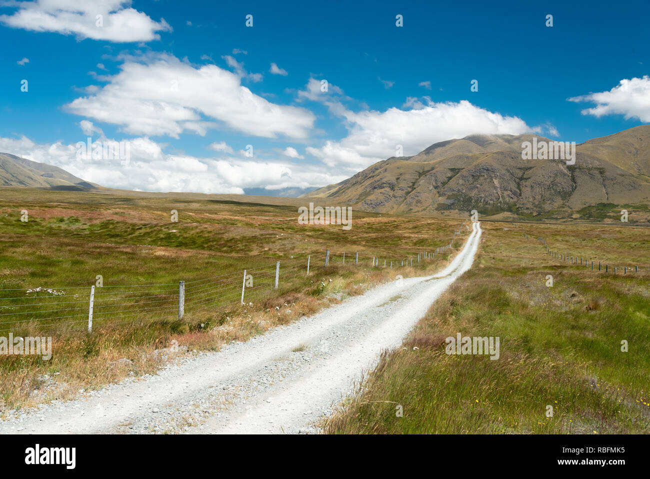 Vuoto su strada sterrata nell'Isola del Sud della Nuova Zelanda Foto Stock