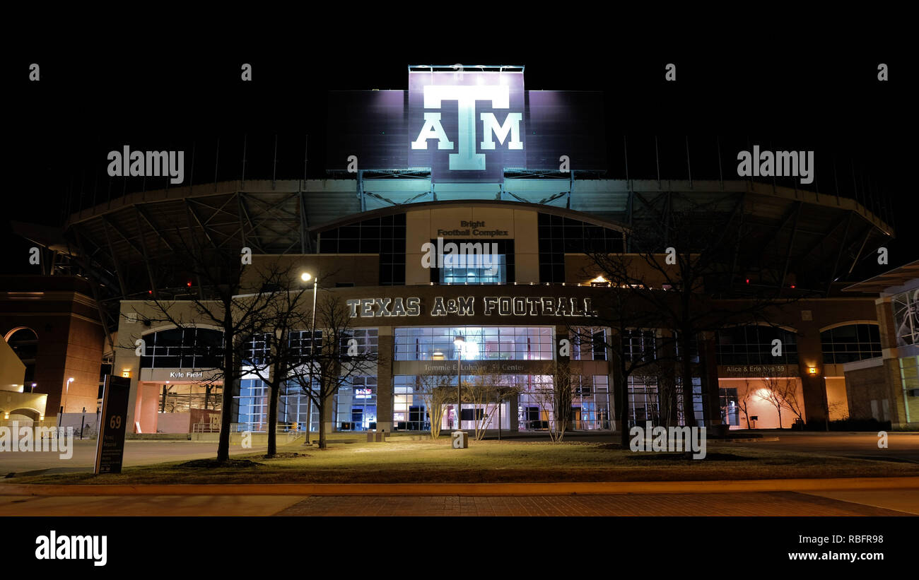 Luminoso complesso di calcio con Kyle Field Stadium in background di notte, sul campus della Texas A&M University College Station, Texas, Stati Uniti d'America. Foto Stock