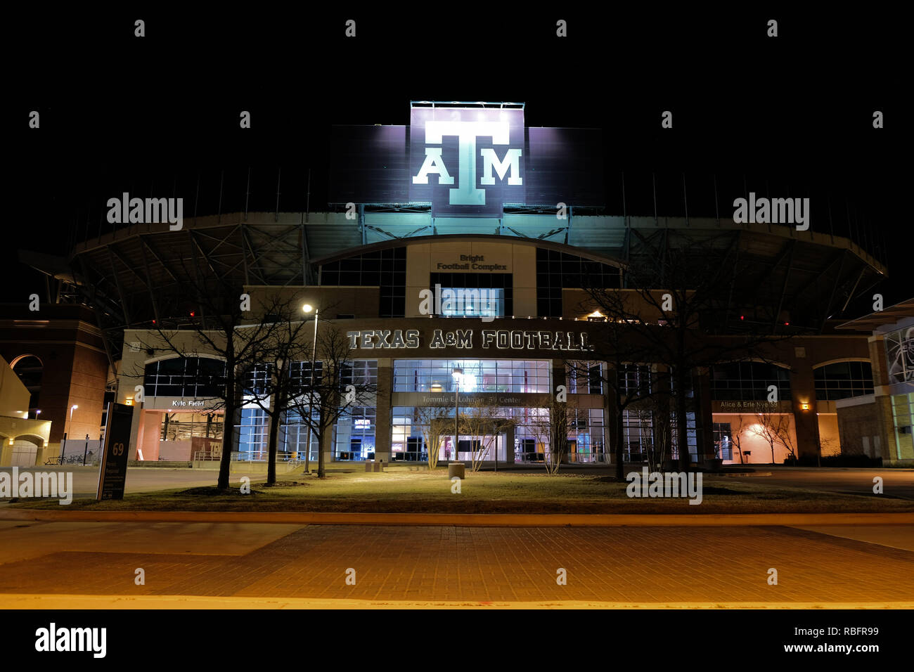 Luminoso complesso di calcio con Kyle Field Stadium in background di notte, sul campus della Texas A&M University College Station, Texas, Stati Uniti d'America. Foto Stock