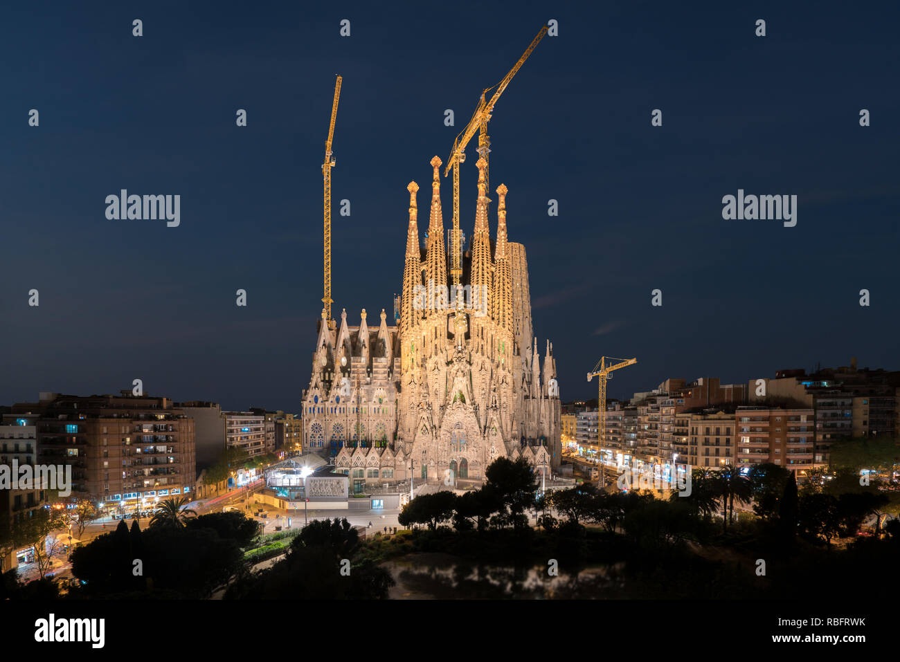 Vista notturna della Sagrada Familia, una grande chiesa cattolica romana a Barcellona, Spagna, progettato dall architetto catalano Antoni Gaudí. Foto Stock