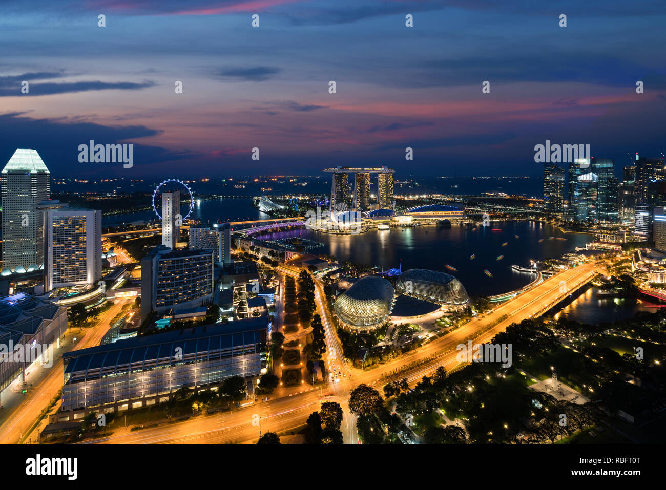 Vista aerea di Singapore il quartiere degli affari e città in notturna a Singapore, in Asia. Foto Stock