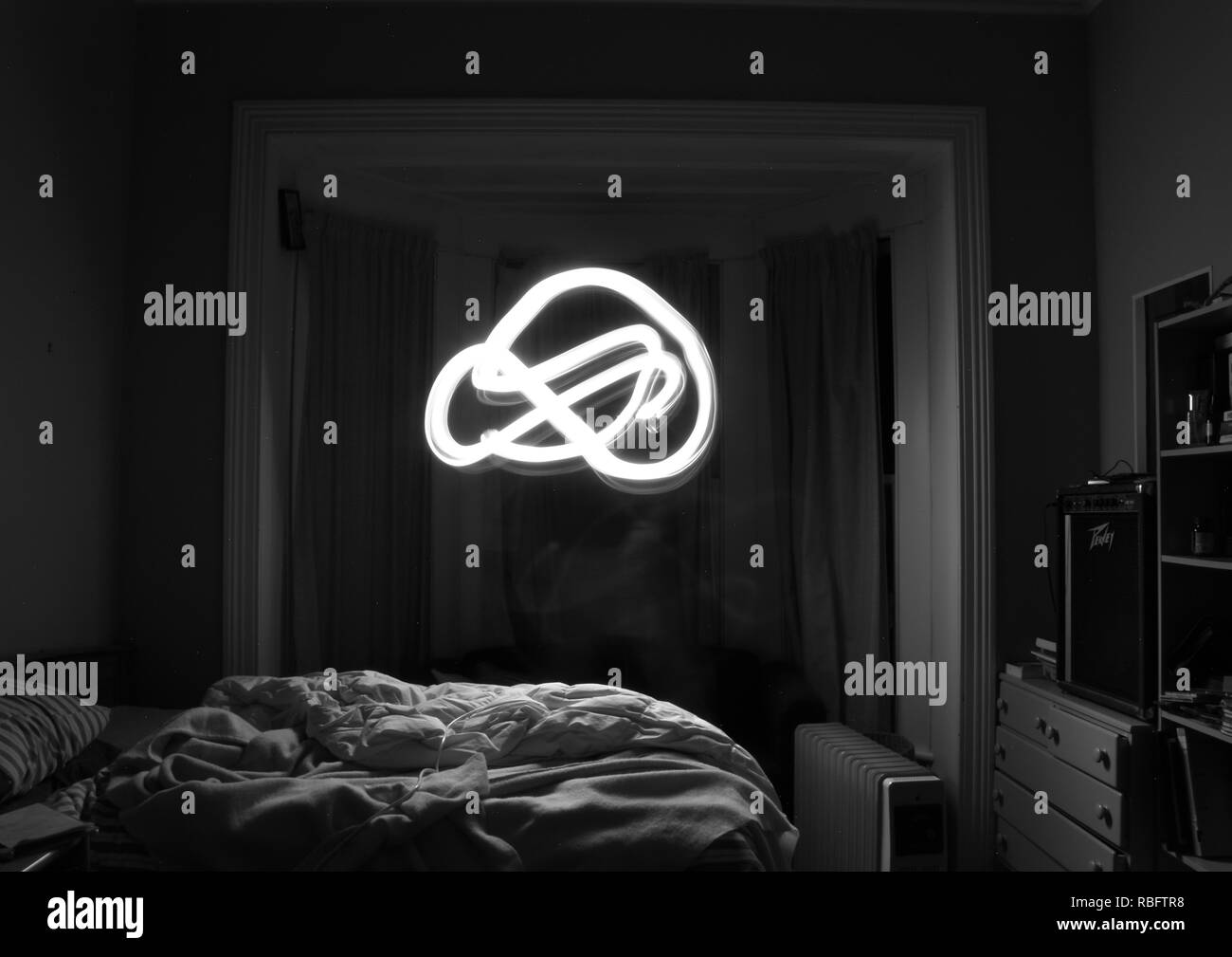 Sentiero di luce ghost in camera da letto Foto Stock