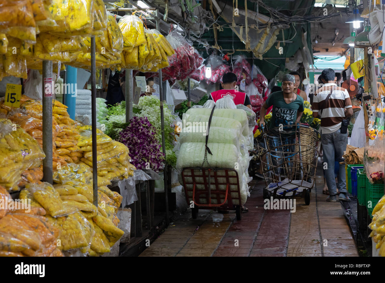 Uomini che lavorano nel mercato dei fiori. Foto Stock