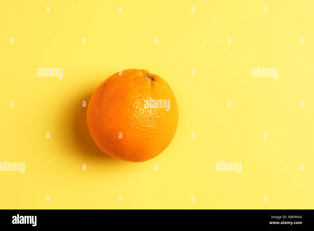 Succose carni di colore arancione su sfondo giallo con spazio di copia Foto Stock
