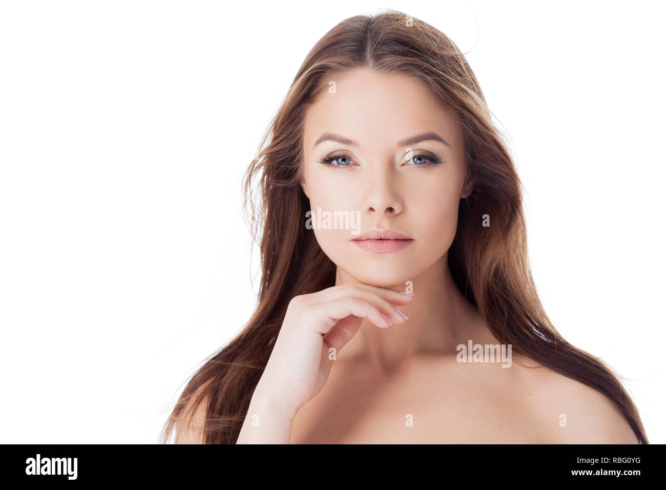 Uno stile di vita sano e la cura del viso. Ritratto di una giovane bella donna con capelli lunghi, close-up. Pelle chiara Foto Stock