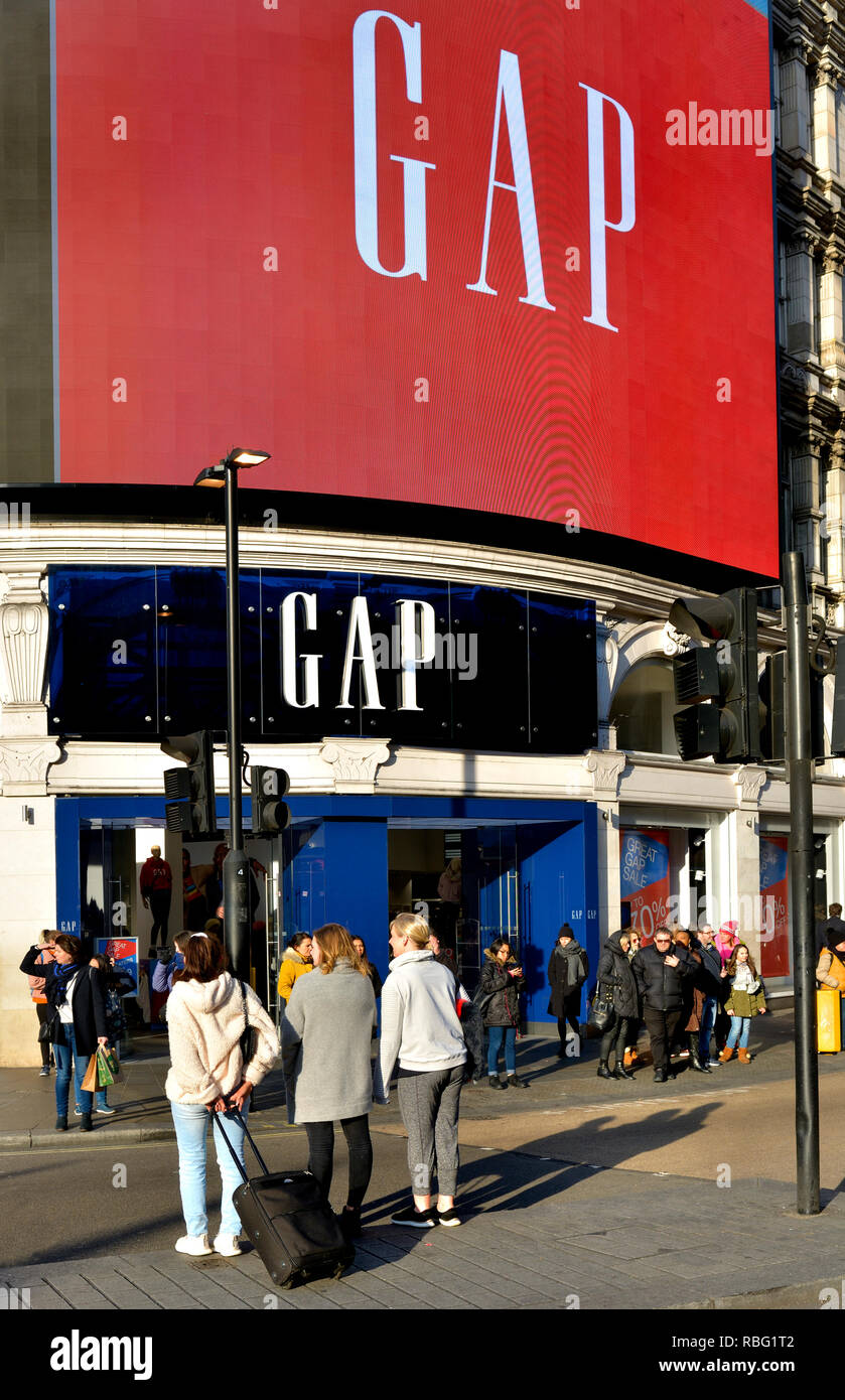 GAP negozio di abbigliamento in Piccadilly Circus a Londra, Inghilterra,  Regno Unito Foto stock - Alamy