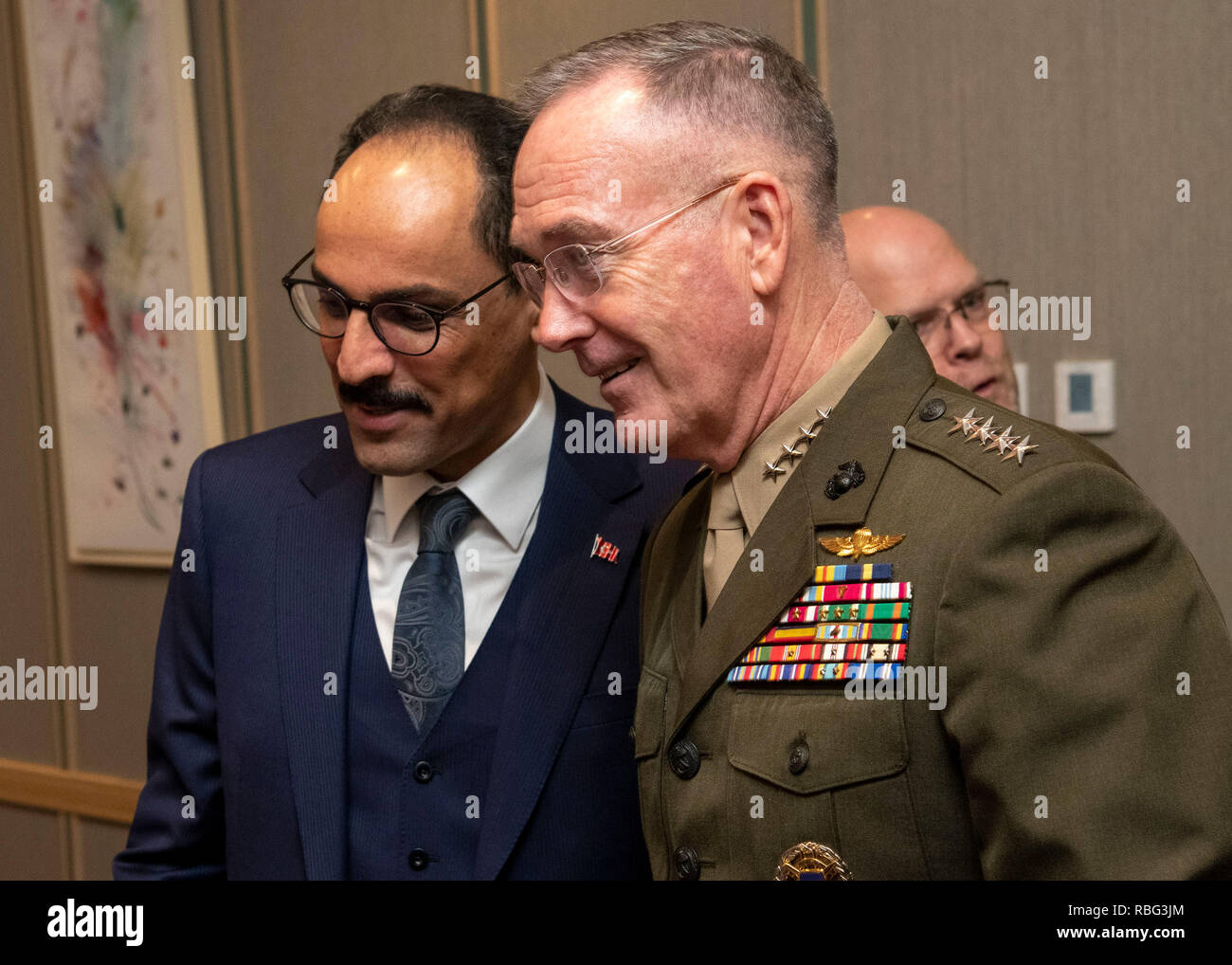 Consigliere per la sicurezza nazionale John Bolton e Marine Corps gen. Joe Dunford, presidente del Comune di capi di Stato Maggiore, incontro con bagno turco consigliere per la sicurezza nazionale Ibrahim Kalin al complesso Presidenziale di Ankara, Turchia, 8 gennaio, 2019. (DOD Foto di Marina Petty Officer 1. Classe Dominique A. Pineiro) Foto Stock