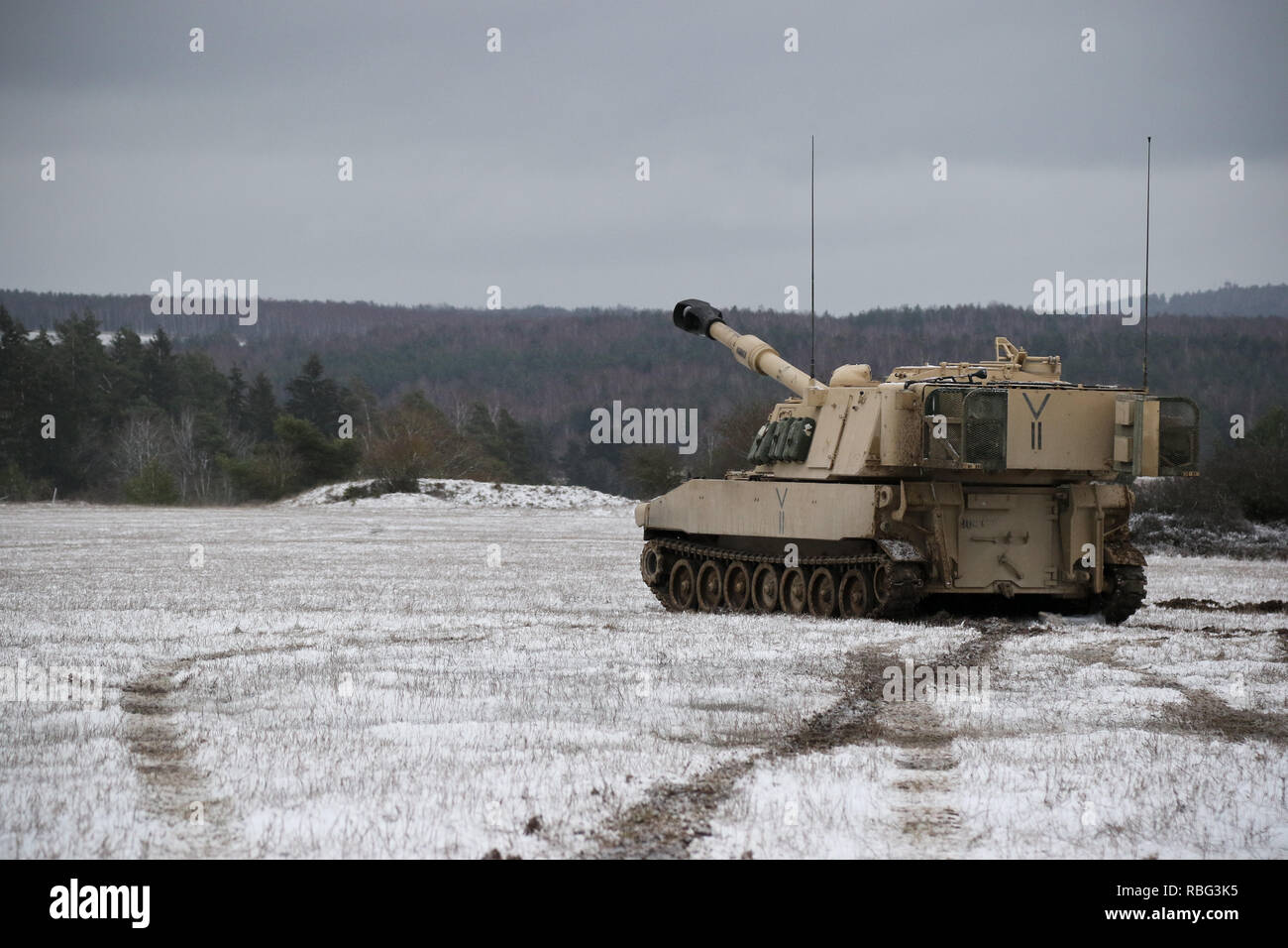 Un M109A6 Paladin, assegnato al Bravo batteria, 1° Battaglione, ottantaduesima campo reggimento di artiglieria, 1° Brigata corazzate contro la squadra, 1° Divisione di cavalleria, si prepara a fuoco durante la tabella sei qualifiche a una gamma NEGLI STATI UNITI. Presidio dell'esercito bavarese di Grafenwoehr, Germania, Gennaio 9, 2019. Ironhorse soldati sono la formazione in Germania come loro di chiudere la loro rotazione in tutta Europa a sostegno di Atlantic risolvere. (U.S. Esercito nazionale Guard foto di Sgt. Lisa vitigni, 382 Affari pubblici distacco, 1° ABCT, 1 CD/rilasciato) Foto Stock