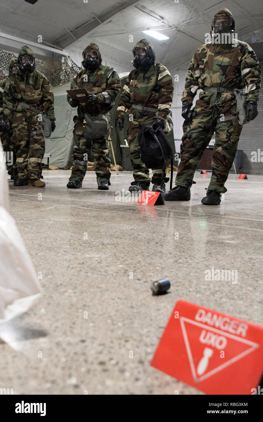 Un gruppo di Stati Uniti Air Force aviatori delimitare una zona dopo aver simulato un rilascio iniziale durante una recente implementato chimico, biologico, radiologico e nucleare difesa corso di formazione esercizio a base comune Elmendorf-Richardson, Alaska, 8 gennaio, 2019. Una delle principali modifiche apportate abbraccia la reintegrazione di mani-in-persona per istruzioni e riduce la formazione basata sul computer, consentendo aviatori di ricevere una più personalizzata esperienza di apprendimento. (U.S. Air Force foto di Airman 1. Classe Crystal A. Jenkins) Foto Stock