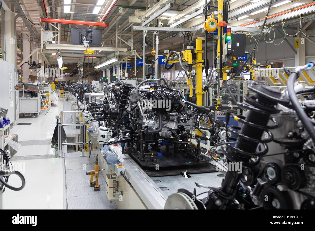 Assemblaggio del veicolo a motore. Le attrezzature di robotica rende il montaggio della macchina. Auto moderna il montaggio in fabbrica Foto Stock
