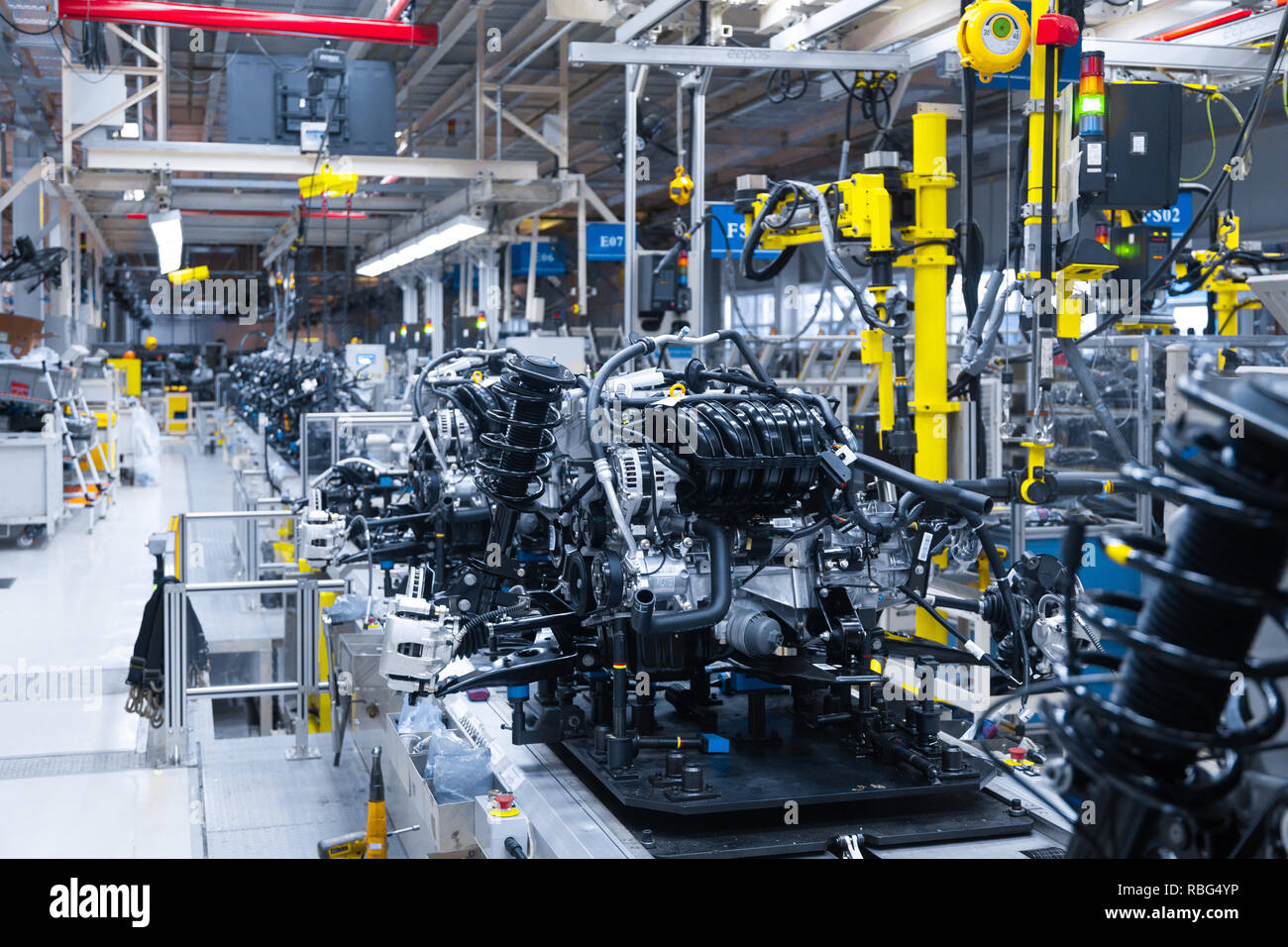 Automotive gruppo meccanico, motore, trasmissione, sospensione e sistema di rottura. Motore automobilistico linea di assemblaggio in produzione. Gruppo auto da parti Foto Stock