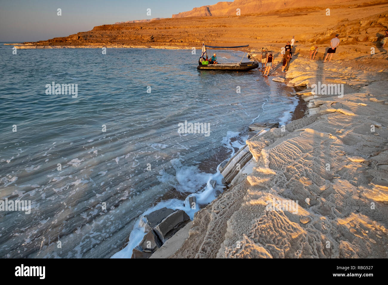 Tourist Godetevi una gita in barca sul Mar Morto, Israele Foto Stock