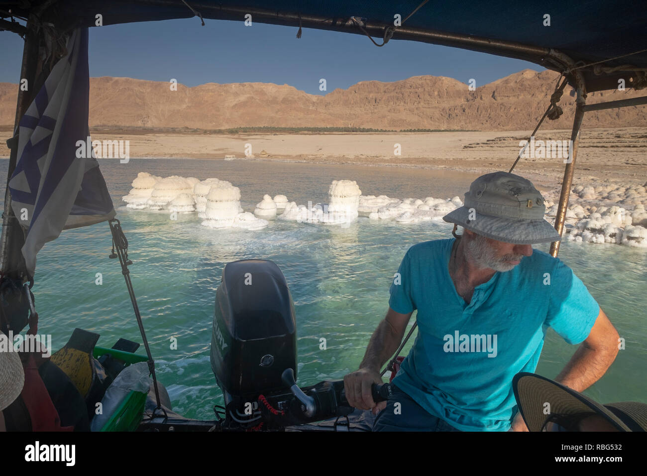Tourist Godetevi una gita in barca sul Mar Morto, Israele Foto Stock