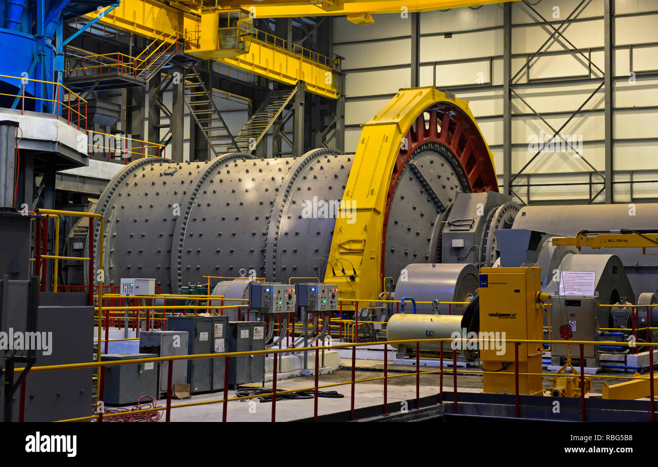 Pasto a sfera usato per macinare ancora materiali frantumati,pasto a sfera utilizzata per smerigliare nuovamente il materiale frantumato: rame frantumazione, industria mineraria fabbrica Erdenet Mining Co Foto Stock