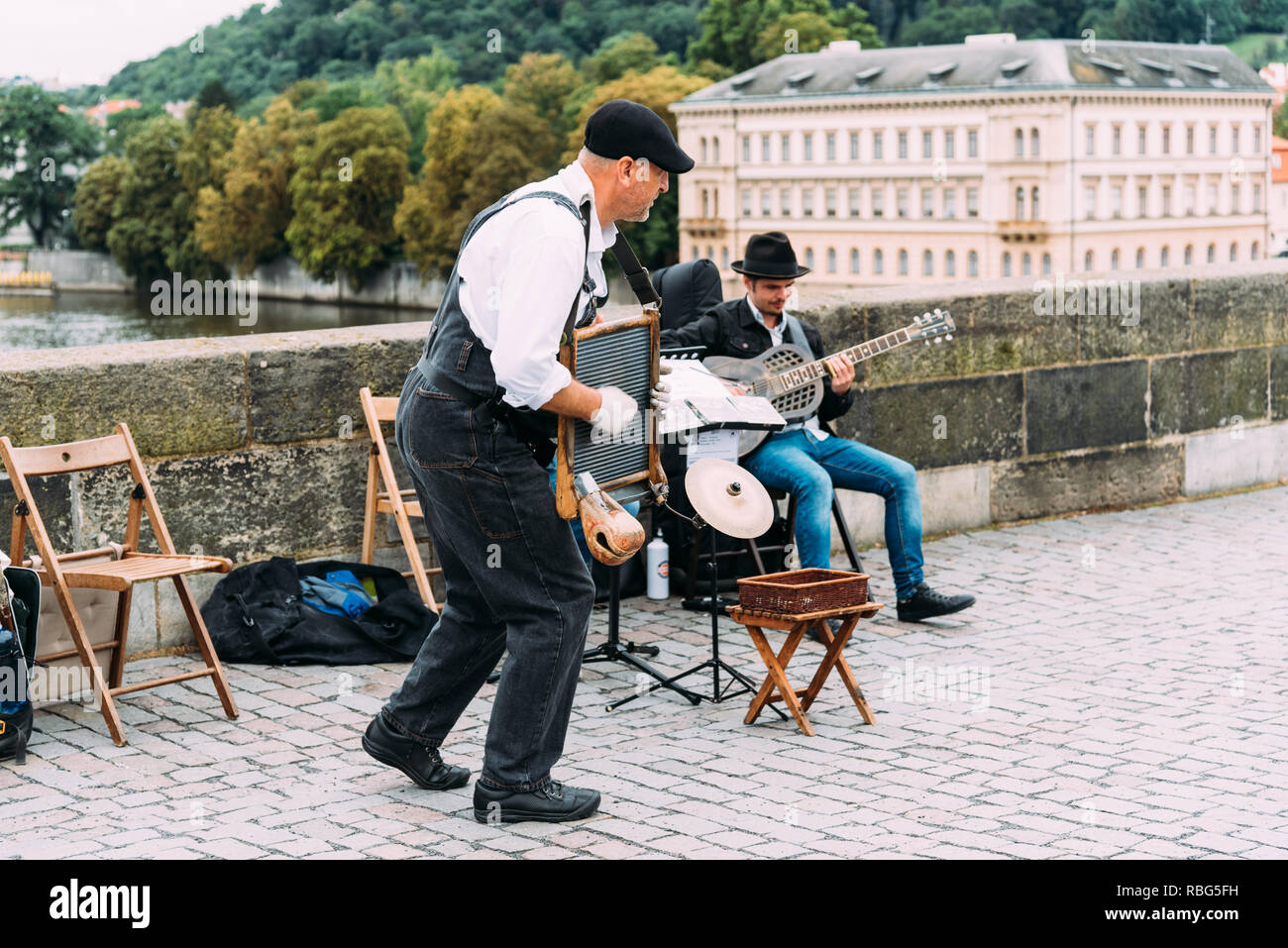 Praga, Repubblica Ceca - 18 agosto 2017: Jazz street band che suona musica presso il Ponte Carlo a nuvoloso giorno di estate Foto Stock