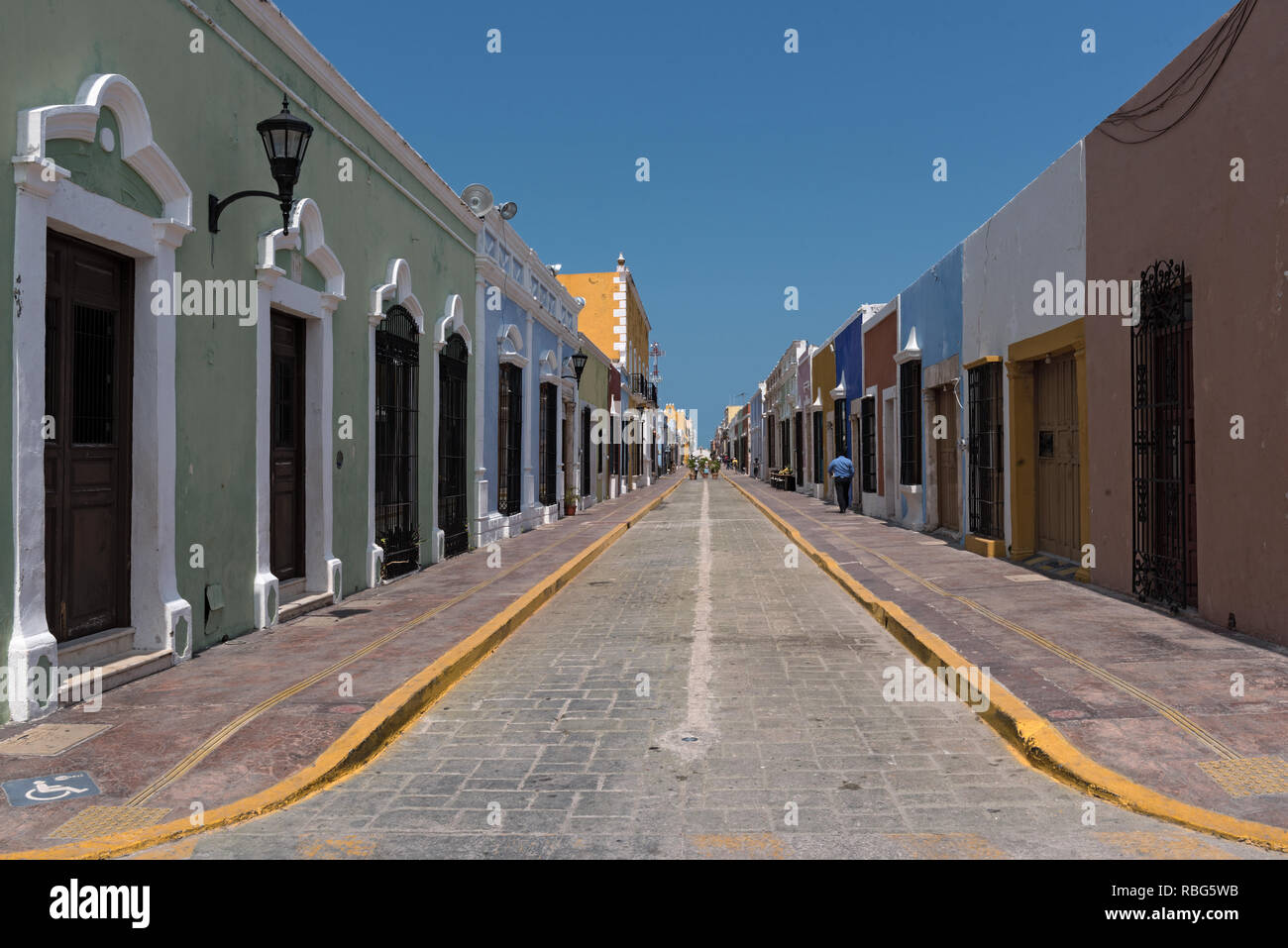 Cercando una strada coloniale nel centro storico di Campeche, Messico Foto Stock
