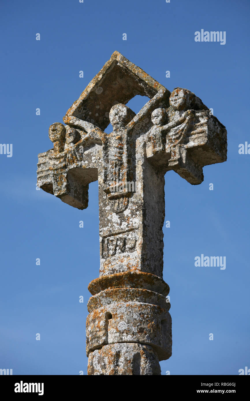 Tursac (sud-ovest della Francia): croce con rappresentazione della morte Foto Stock